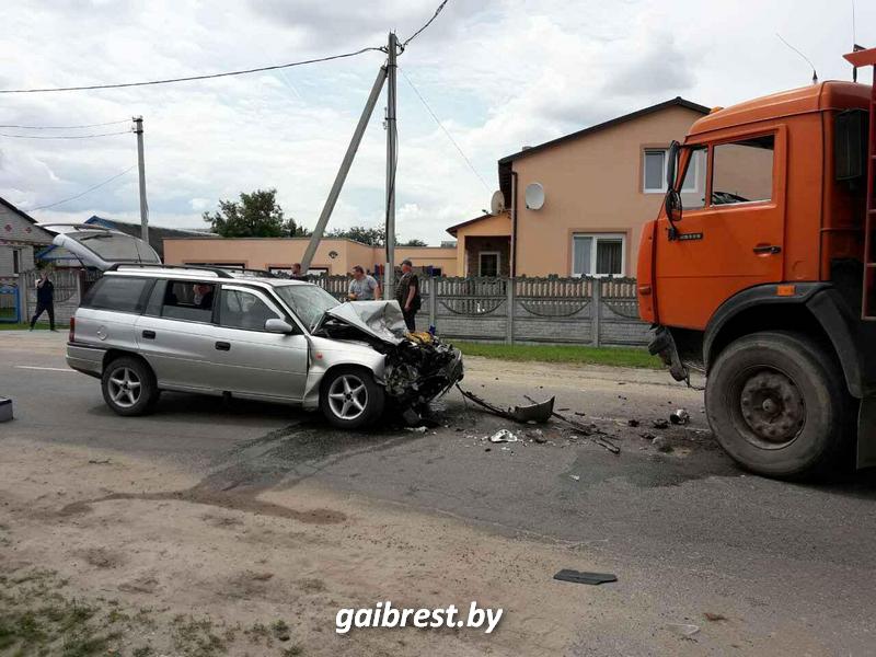 В лобовом столкнулись Opel и КАМАЗ: пострадала девушка